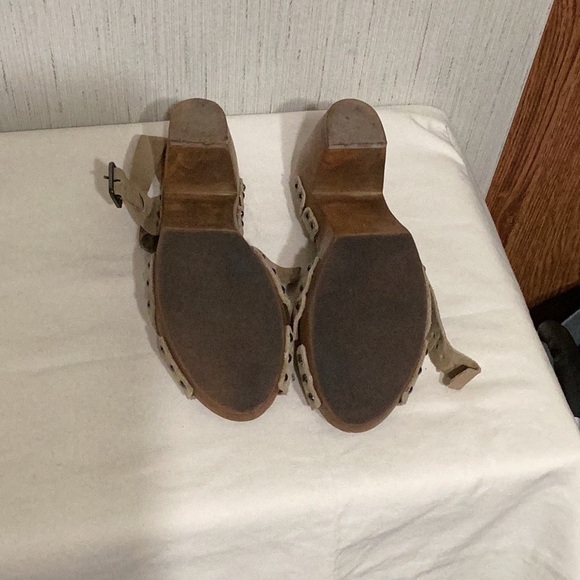 Kaki fifth avenue women’s heels. - Picture 6 of 7